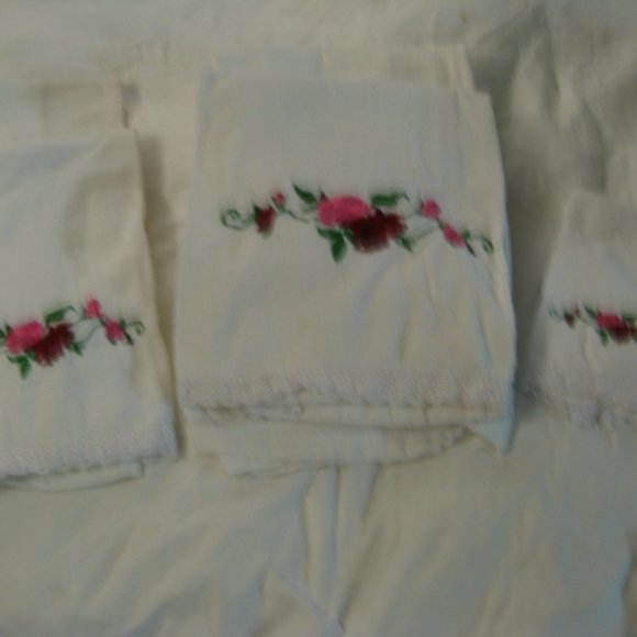Set-New 6 white bath towels with red flower embroidery on bottom of each towel. - Picture 4 of 6